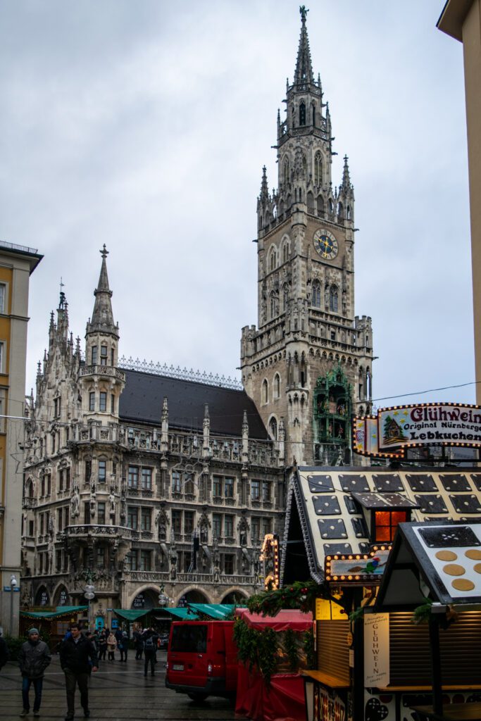 Marienplatz - pakollinen nähtävyys 3 päivän Münchenissä - sateisena talviaamuna