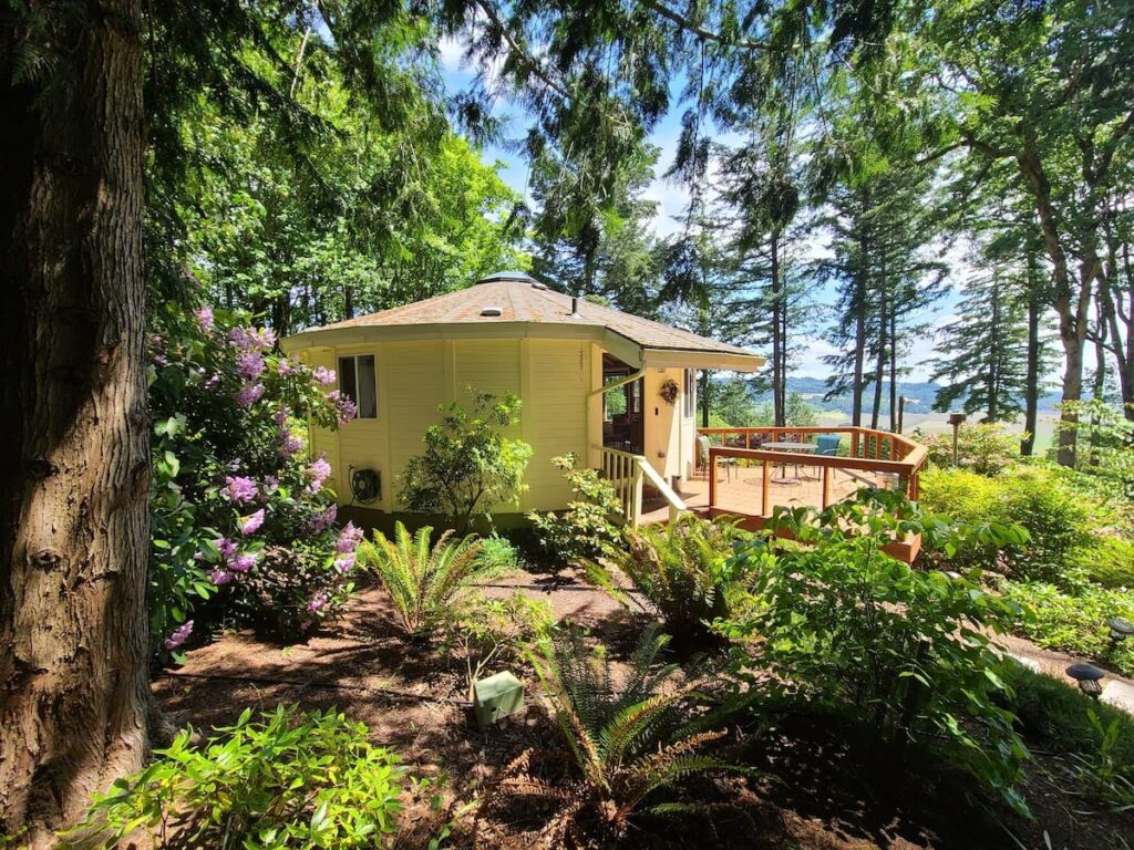 The 19 Best Airbnbs In Oregon (Mountains / Coast / Cities)